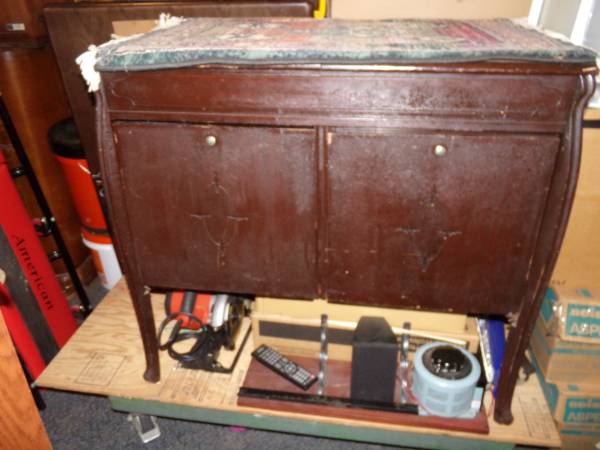 MCLAGAN HAND CRANK RECORD PLAYER 1