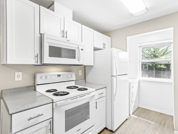 $1,545 / 2br - 850ft2 - $500 OFF When You Look & Lease ✨ 2x1 w/ Washer & Dryer In-Unit! (4602 NE 72nd Ave, Vancouver, WA 98661)63777227559043121