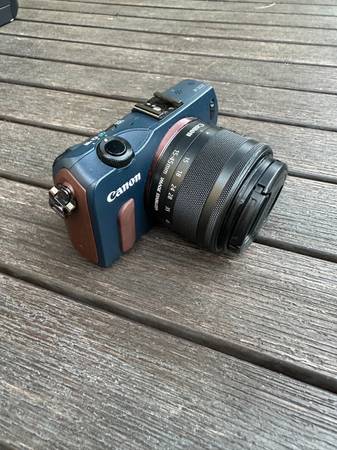 Eos M Kit Camera Lens lot of batteries and accesories 1