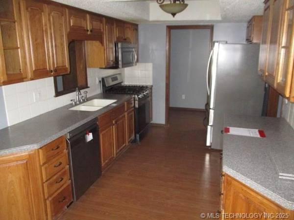 $242,000 / 4br - 2024ft2 - ****WOW! GREAT OPPORTUNITY ON THIS 4 BEDROOM HUD OWNED HOME**** (Broken Arrow)63981980364930121