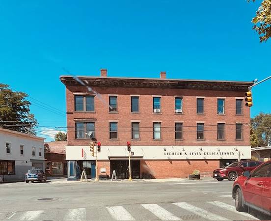$2,000 / 2br - NEW PRICE-Two Bedroom IN Downtown Northampton! (Market Street Northampton MA)64017045714563120