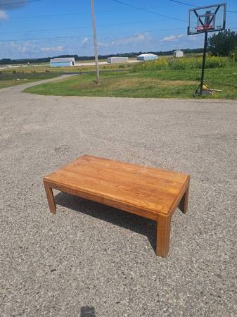 COFFEE TABLE VERY SOLID AND STURDY OAK $20 (CHEBOYGAN) 1
