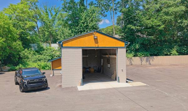 INDUSTRIAL Johnston Parking & Building 1