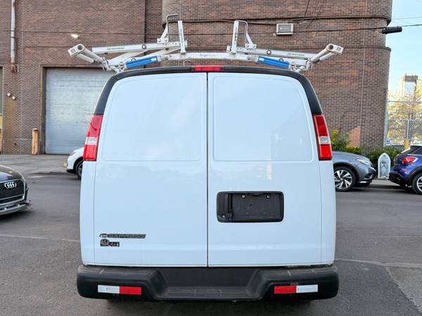 2018 Chevrolet Express 2500 6.0L 4x4 Furgón de Carga con Estantes y Portaequipajes en el Techo - $13,900 (Brooklyn)63614949371649124