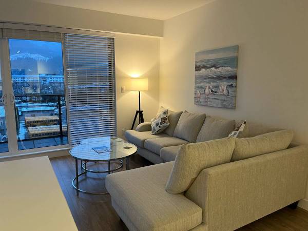 FURNISHED Penthouse, 2 Bed + Den, 2 Bath (the Main) Downtown 3