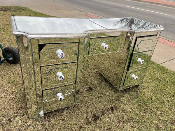 Mirrored DESK❗️BRING HELP 1