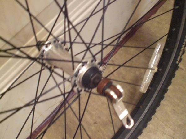 Rueda delantera de bicicleta, 26" (26 × 1,95), como nueva - $29 (Boston)63438948655875121