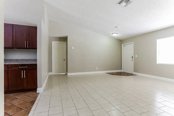 $1,325 / 2br - 1894ft2 - Microwave, Ceiling Fan, Covered Parking, On-Site Management (Lake Worth)64001849951874120