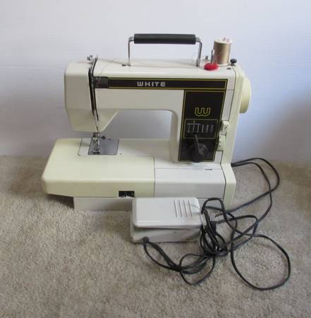 White Precision Built Zig Zag No. 933 Sewing Machine W/Foot Pedal 1