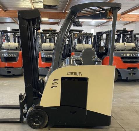 2016 Crown RC5530-30 forklift 1