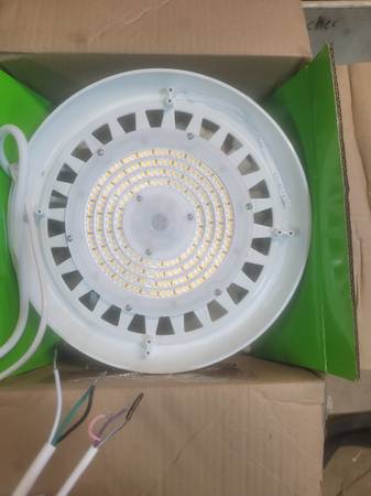 8 LED light fixtures 15,500 Lumens - 100 W - 4000 K - UFO LED High Bay 1