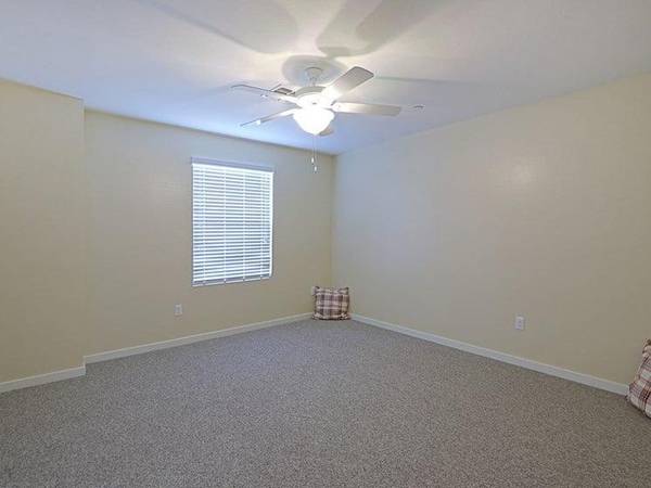 $2,000 / 3br - 1386ft2 - Two Stories w Direct Access Garages! See Our Pics, One Month Free!64047709620865121