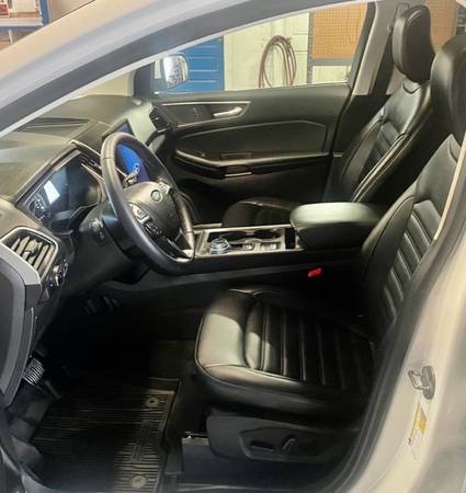 2023 Ford Edge SEL photo 2