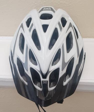 Kasco casco para bicicleta - Blanco con visera retráctil - $29 (Naperville) - $29 (Naperville)63471432754691121