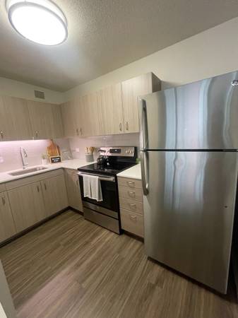 $1,850 / 529ft2 - studio in Gold Coast w ss appliances, hw floors, and pet friendly (Gold Coast)63781655052675122