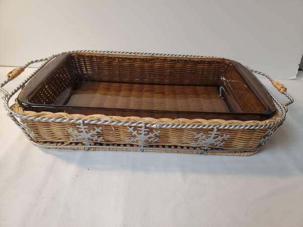 2 qt. Pyrex Casserole Dish in Wicker Basket Metal Snowflake Holder 1