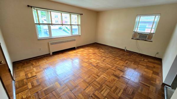 $1,295 / 2br - 1100ft2 - **READY NOW* 2nd Floor 2BR, Hardwood Floors, Air Cond, Balcony, Garage (Cincinnati)63974329218947120