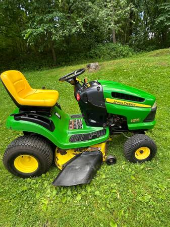 John Deere LA110, 42” deck 1