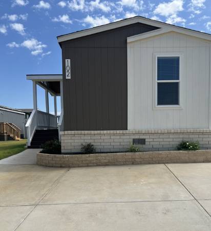 Beautiful Single-Wide Manufacture Home 1