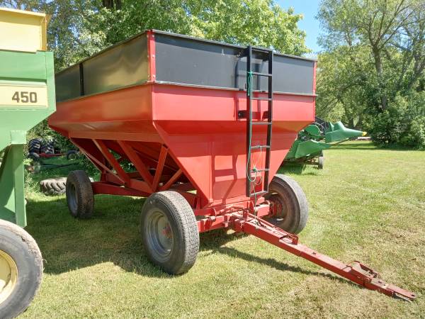 J&M 500 bushel gravity wagon- Case IH red & black 1