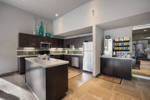 $1,495 / 2br - 970ft2 - Aire acondicionado, Alquiler flexible, Patio/Balcón (2880 Woodland Hills Dr, Colorado Springs, CO)63686690937217123
