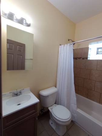 $1,100 / 2br - 900ft2 - Bright 2BR/1BA Apartment – Hardwood Floors – $1100 – 70th & Elizabeth (Chicago)63918532710018123