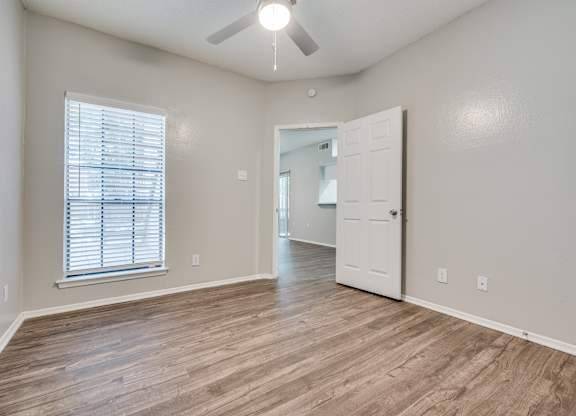 $1,030 / 1br - 674ft2 - Reserved, Covered Parking, Situated in Irving!, 1BD 1BA (1400 Esters Rd, Irving, TX)63796578051841120