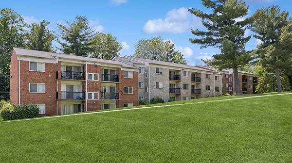$1,749 / 2br - 🐝What’s the Buzz? Two Bed and Two Bath Apartment For (WHEATON)63822062425089121