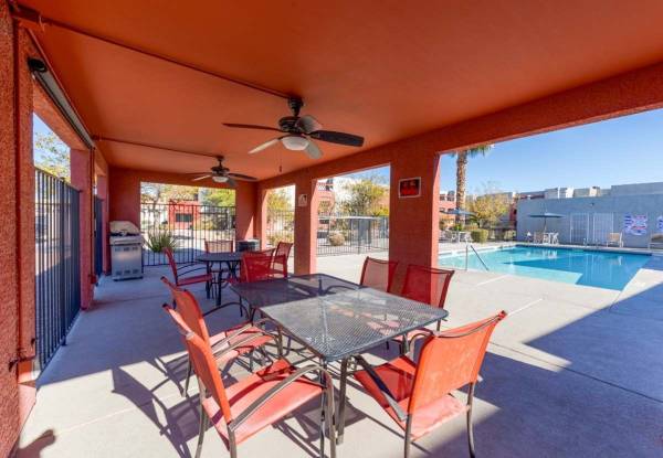 $1,214 / 2br - 1000ft2 - Ascensor, Gestión en el lugar, listo para cable (5950 S Pecos Rd, Las Vegas, NV)63859612025603120