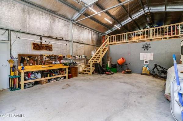 $1,200 / 1br - 600ft2 - This amazing property & building feature an incredible 2000 sq ft shop (Breaux Bridge)63857517154819123