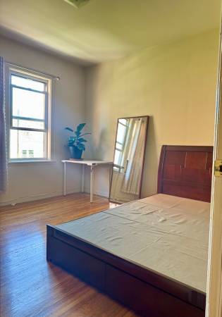 $1,270 Spacious and sunny bedroom in Sunnyside63854289447809121