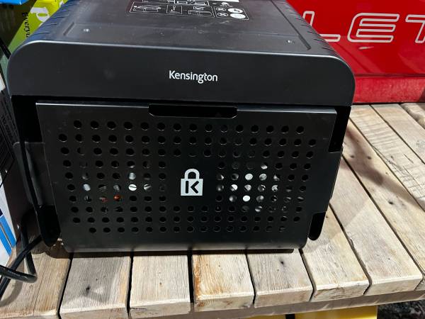 Kensington Kensington electronics Universal AC Lock & Charge Station 1