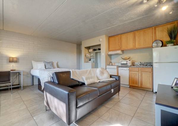 0.8 MILES AWAY FROM CAMPUS STUDIO READY FOR MOVE IN!! 1