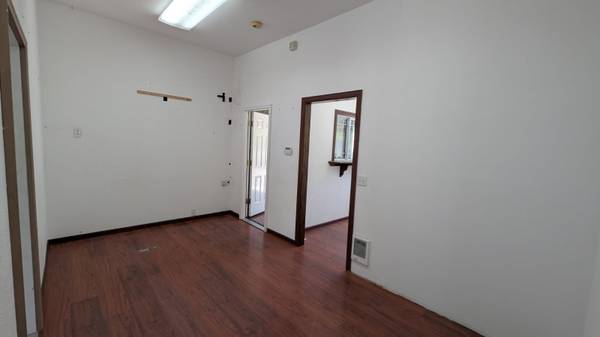$900 / 585ft2 - Almacén estilo bodega + espacio de oficina en alquiler (Eatonville)63688462535937124