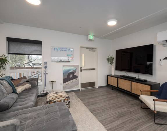 $700 / 1br - SPECIAL: 8 FREE WEEKS > Private 1 Bedroom w/ Shared Living Space (Rose City Park)64038884732802122