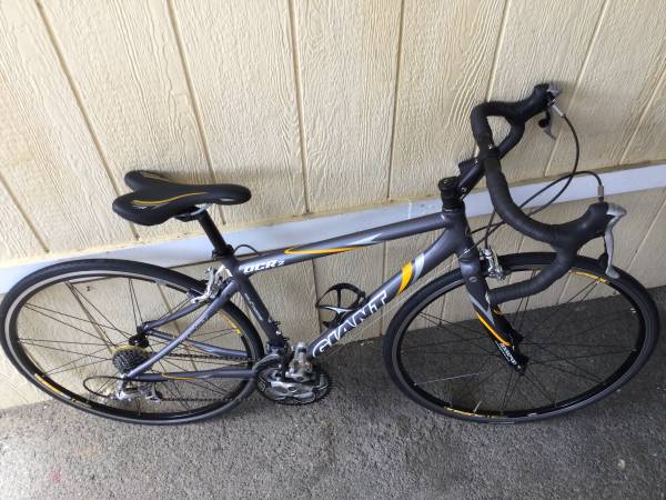 GIANT Ocr 2. Tamaño 44 cm (S). Aluminio con horquilla de carbono. 27 velocidades. Excelente estado - $320 (san jose este)63439655408897124