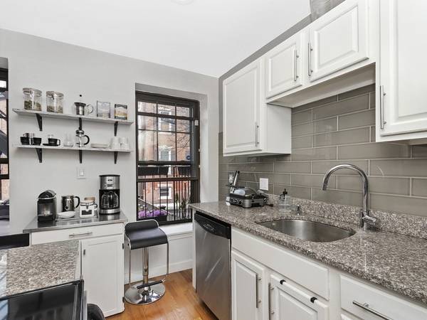 $2,750 / 2br - Beautiful 2 bed in Chelsea w/ laundry in unit and parking!!63802072716289120