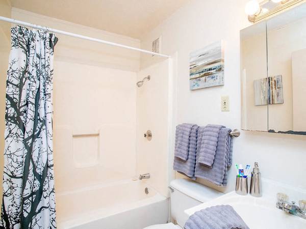 $900 / 2br - 900ft2 - 2BD 1BA, On-Site Laundry Facility, Fitness Center63700551365635121