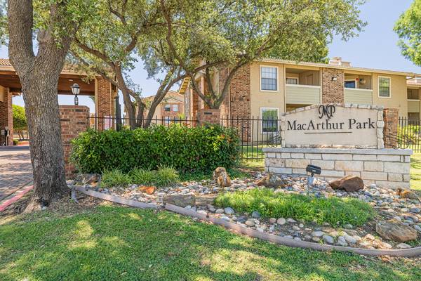 $1,753 / 2br - 1100ft2 - 🍂FALL in LOVE with your new 2 Bed/2 Bath! Move in 10/1/25🍂 (Irving)63796257787523120