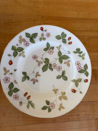Priced to Sell: 24 pc Wedgewood fine bone china: “Wild Strawberry” 1