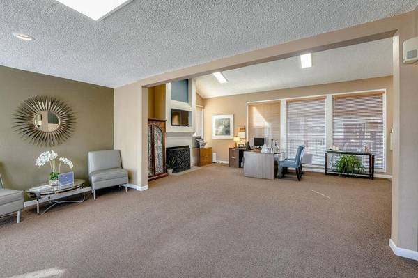$1,180 / 2br - 840ft2 - Mascotas permitidas hasta 60 lbs., Vistas a la piscina, Pisos laminados estilo madera (Vista Grande)63658196811265124