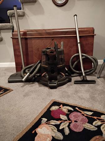 Rainbow Vacuum E Series w/Attachments 1
