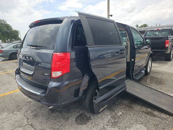 2014 *Dodge* *Grand* *Caravan* *SXT* handicap wheeLCHAIR SIDE ENTRY - $29,900 (Dodge Grand Caravan)63624914492417121