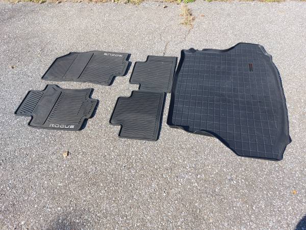 2020 Nissan Rogue floor mats 1
