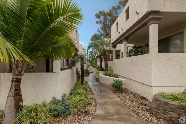 $2,395 / 1br - 600ft2 - Convenient Location by UTC Mall, Trolley & UCSD | Laundry Inside (UTC/UCSD/UNIVERSITY CITY)63865929582339121