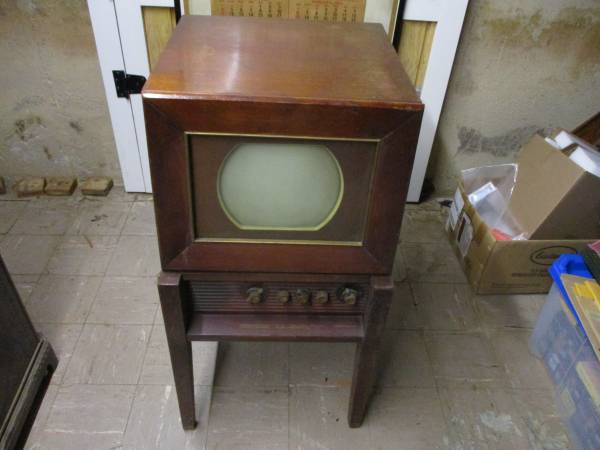 Antique B&W tv set 1