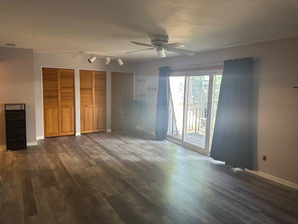 $900 / 900ft2 - Saginaw Twp. upper 1 bedroom Condo, w/ pool, carport, laundry. $900.00 (Saginaw)64198883211139120