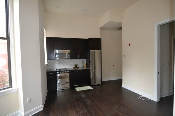 $1,795 / 1br - First Floor 1BR/1BA with Bay Windows at 115 S. 21st Street! Laundry! (Rittenhouse Square)63666762367875121