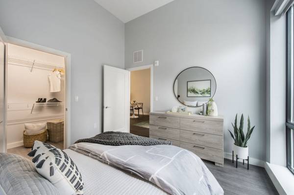 $2,120 / 1br - 726ft2 - Floor to Ceiling Windows, Bark Park and Doggie Spa and More (Lowell)63620195619075124