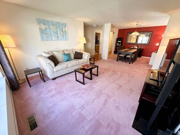 $800 / 4br - Habitación soleada en casa espaciosa (redwood city)63657694974979121